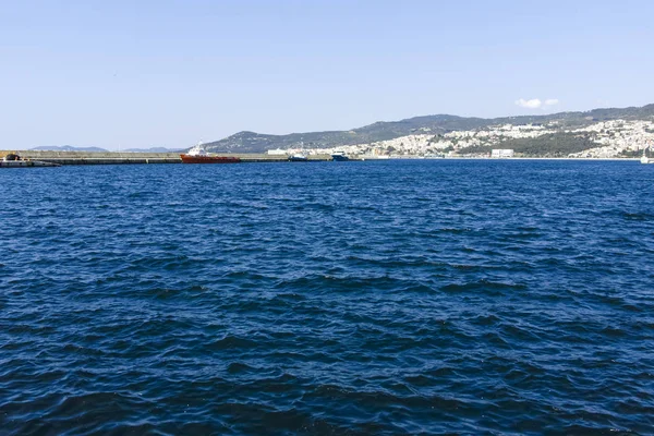 Рыбацкие лодки и яхты в порту города Кавала, Греция — стоковое фото