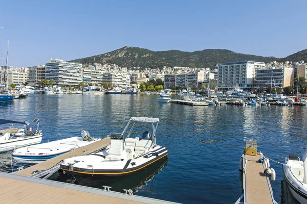 Fiskebåtar och yachter i hamnen i staden Kavala, Grekland — Stockfoto