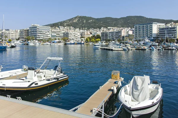 Barcos de pesca y yates en el puerto de la ciudad de Kavala, Grecia — Foto de Stock