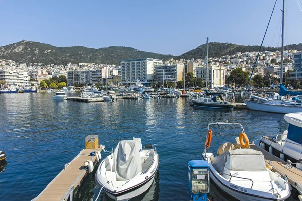 Barcos de pesca y yates en el puerto de la ciudad de Kavala, Grecia — Foto de Stock