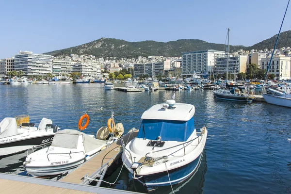 Barcos de pesca y yates en el puerto de la ciudad de Kavala, Grecia — Foto de Stock