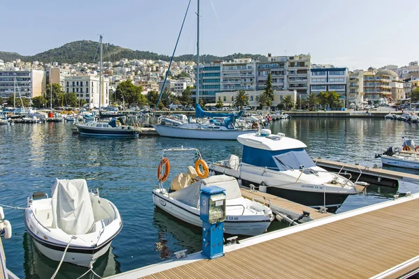 Barcos de pesca y yates en el puerto de la ciudad de Kavala, Grecia — Foto de Stock