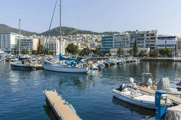 Horgászhajók és jachtok a görögországi Kavala kikötőjében, — Stock Fotó