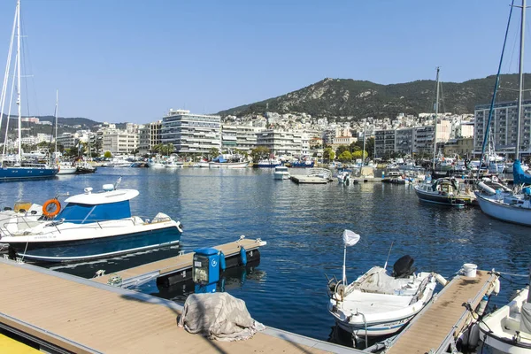 Fiskebåtar och yachter i hamnen i staden Kavala, Grekland — Stockfoto