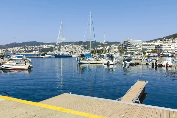 Rybářské čluny a jachty v přístavu města Kavala, Řecko — Stock fotografie