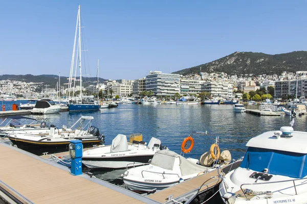 Kavala, Yunanistan'ın limanında balıkçı tekneleri ve yatlar — Stok fotoğraf