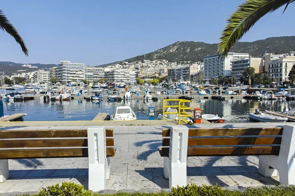 Fiskebåtar och yachter i hamnen i staden Kavala, Grekland — Stockfoto