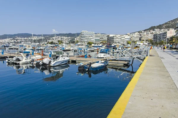 Kavala, Yunanistan'ın limanında balıkçı tekneleri ve yatlar — Stok fotoğraf