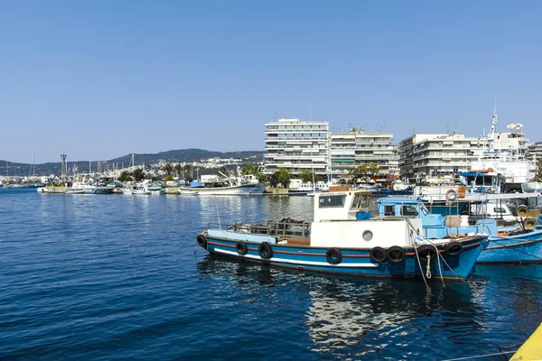 Barcos de pesca e iates no porto de Kavala, Grécia — Fotografia de Stock