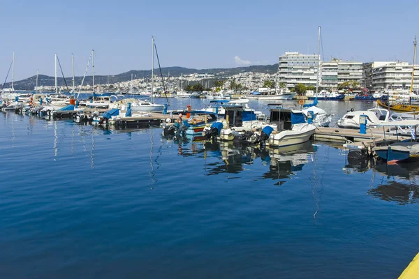 Barcos de pesca y yates en el puerto de la ciudad de Kavala, Grecia — Foto de Stock