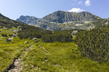 Scary Lake, Rila Mountain, Bulgaristan için patikadan manzara
