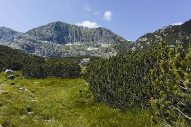 Scary Lake, Rila Mountain, Bulgaristan için patikadan manzara