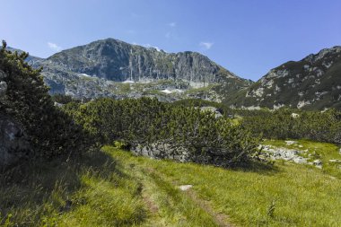 Scary Lake, Rila Mountain, Bulgaristan için patikadan manzara