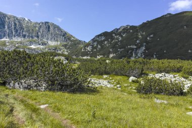 Scary Lake, Rila Mountain, Bulgaristan için patikadan manzara