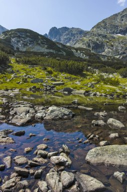 Scary Lake, Rila Mountain, Bulgaristan için patikadan manzara