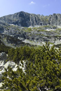 Scary Lake, Rila Mountain, Bulgaristan için patikadan manzara