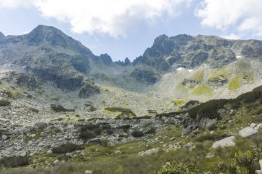 Scary Lake, Rila Mountain, Bulgaristan için patikadan manzara