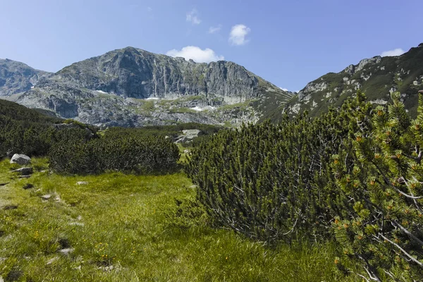 怖い湖、リラ山、ブルガリアのトレイルからの風景 — ストック写真