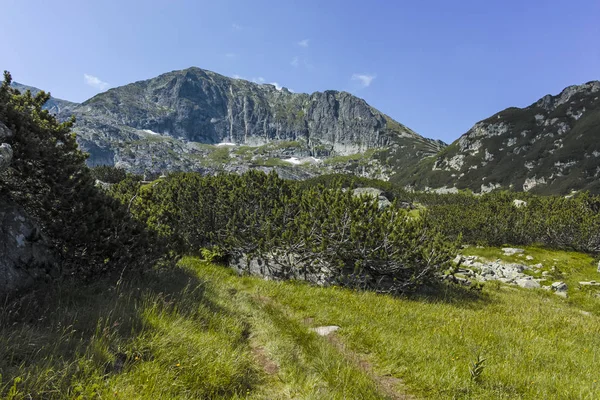 Scary Lake, Rila Mountain, Bulgaristan için patikadan manzara