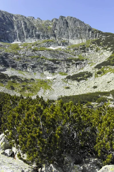 Scary Lake, Rila Mountain, Bulgaristan için patikadan manzara