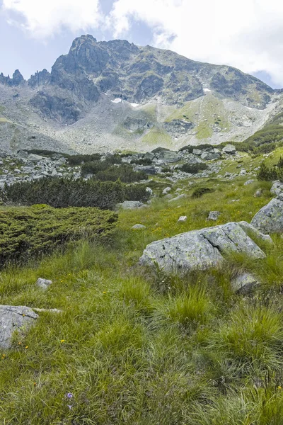 Paysage de sentier pour Scary Lake, Rila Mountain, Bulgarie — Photo