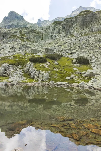 Lago sul sentiero dal rifugio Malyovitsa al Lago Spaventoso, Rila Mounta — Foto Stock