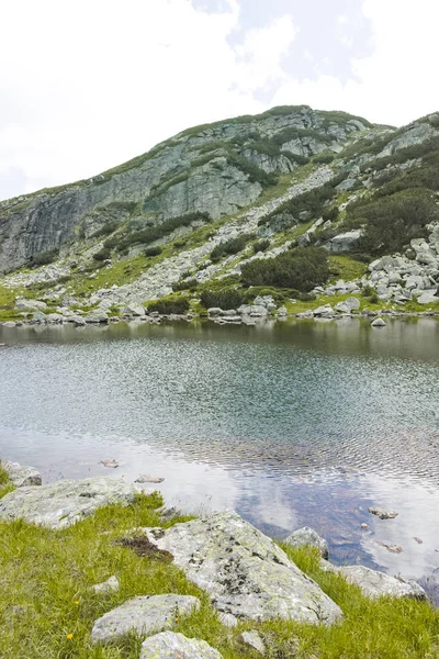 Lago en el sendero desde la cabaña Malyovitsa hasta el lago Scary, Rila Mounta —  Fotos de Stock