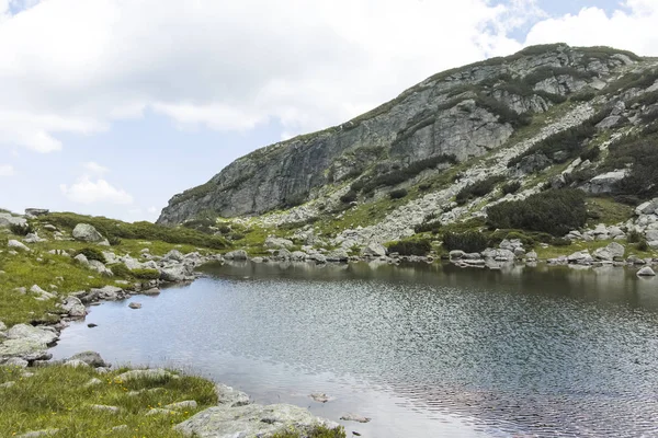 ทะเลสาบที่เส้นทางจากกระท่อม Malyovitsa ไปยังทะเลสาบที่น่ากลัว, ภูเขา Rila — ภาพถ่ายสต็อก