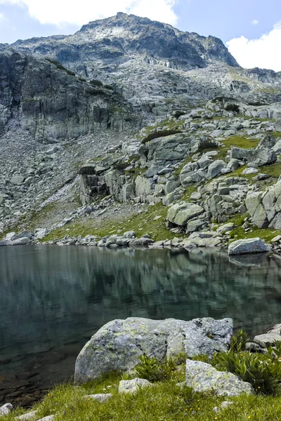 Danau di jalan setapak dari pondok Malyovitsa ke Scary Lake, Rila Mounta — Stok Foto