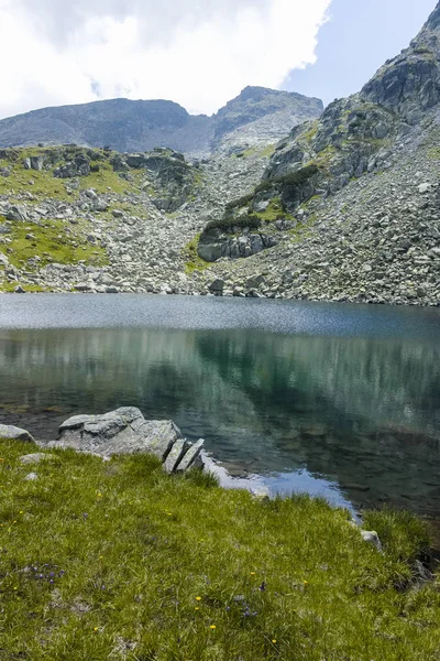 Lago en el sendero desde la cabaña Malyovitsa hasta el lago Scary, Rila Mounta — Foto de Stock