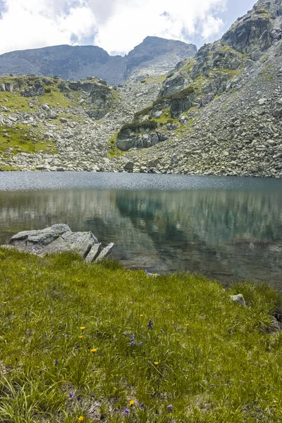 Lago en el sendero desde la cabaña Malyovitsa hasta el lago Scary, Rila Mounta — Foto de Stock