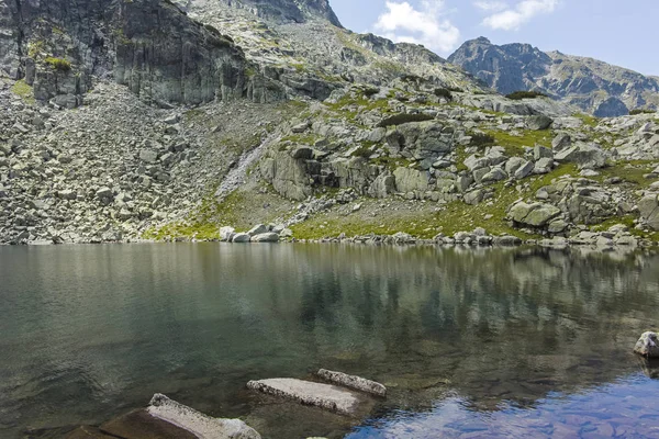 Sjön vid leden från Malyovitsa Hut till Scary Lake, Rila mounta — Stockfoto