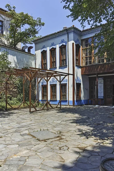 Negentiende-eeuwse huizen in de oude stad van de stad Plovdiv, Bulgar — Stockfoto