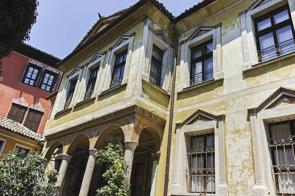 Casas del siglo XIX en el casco antiguo de la ciudad de Plovdiv, Bulgar — Foto de Stock