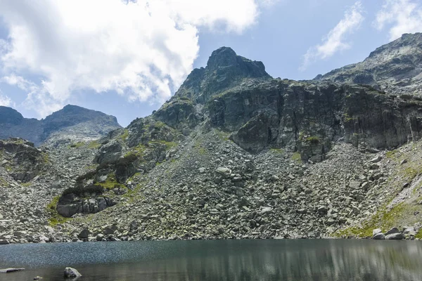 Jezero u stezky z chaty Malyovica k strašidelného jezeru, Rila mounta — Stock fotografie