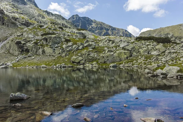 Sjön vid leden från Malyovitsa Hut till Scary Lake, Rila mounta — Stockfoto