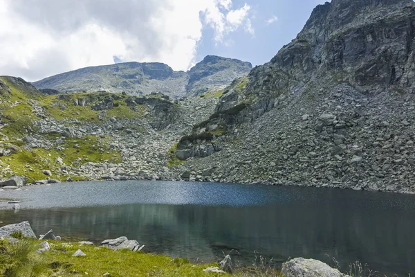 湖在小径从马约维萨小屋到可怕的湖，里拉山 — 图库照片