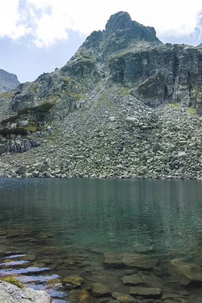 Sjön vid leden från Malyovitsa Hut till Scary Lake, Rila mounta — Stockfoto