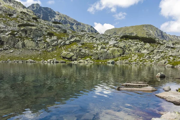 Lago en el sendero desde la cabaña Malyovitsa hasta el lago Scary, Rila Mounta — Foto de Stock