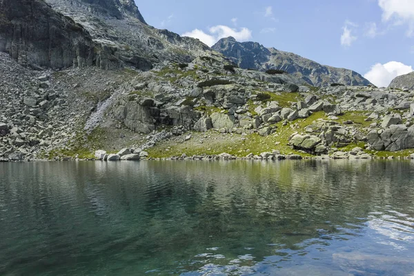 Jezero u stezky z chaty Malyovica k strašidelného jezeru, Rila mounta — Stock fotografie