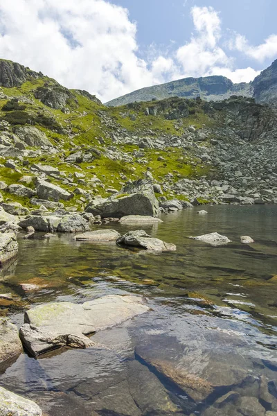 Danau di jalan setapak dari pondok Malyovitsa ke Scary Lake, Rila Mounta — Stok Foto