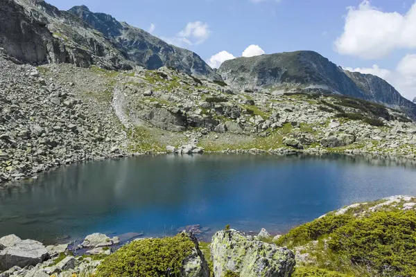 Jezero u stezky z chaty Malyovica k strašidelného jezeru, Rila mounta — Stock fotografie