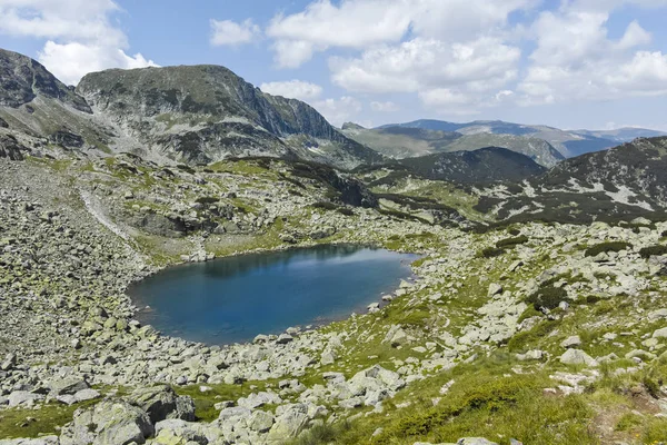 湖在小径从马约维萨小屋到可怕的湖，里拉山 — 图库照片