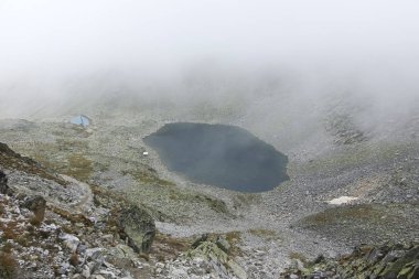 Musala Peak yakınlarındaki Ledenoto (Buz) Gölü, Rila dağı, Bulgaristan