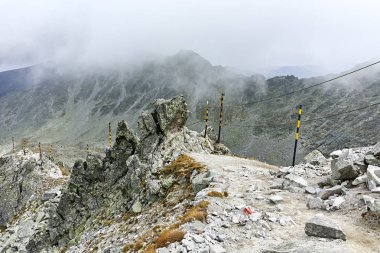 Bulgaristan 'ın Rila Dağı' ndaki Musala zirvesine tırmanmak için yürüyüş rotası