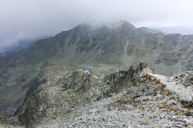 Bulgaristan 'ın Rila Dağı' ndaki Musala zirvesine tırmanmak için yürüyüş rotası