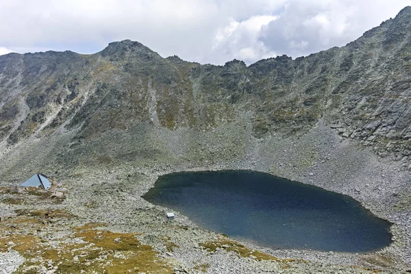 Lago Ledenoto (Hielo) cerca del Pico Musala, Montaña Rila, Bulgaria — Foto de Stock