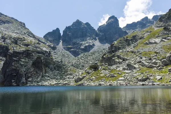 Strašidelné (Strashnoto) Lake And Kupens Peaks, Rila Mountain, Bulgari — Stock fotografie