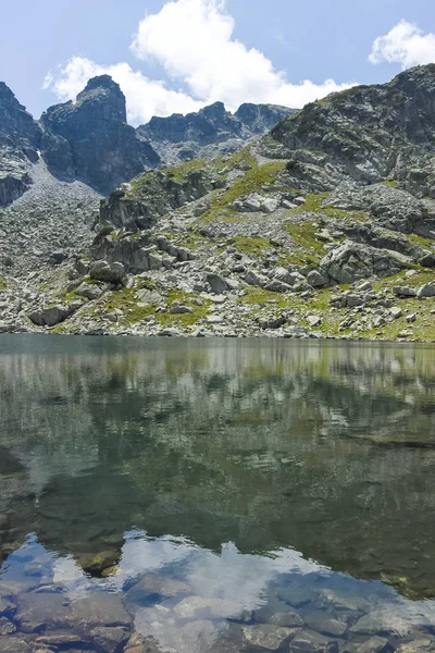 Strašidelné (Strashnoto) Lake And Kupens Peaks, Rila Mountain, Bulgari — Stock fotografie