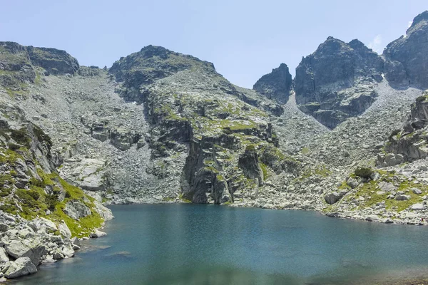 Le lac effrayant (Strashnoto) et les sommets de Kupens, montagne de Rila, Bulgari — Photo